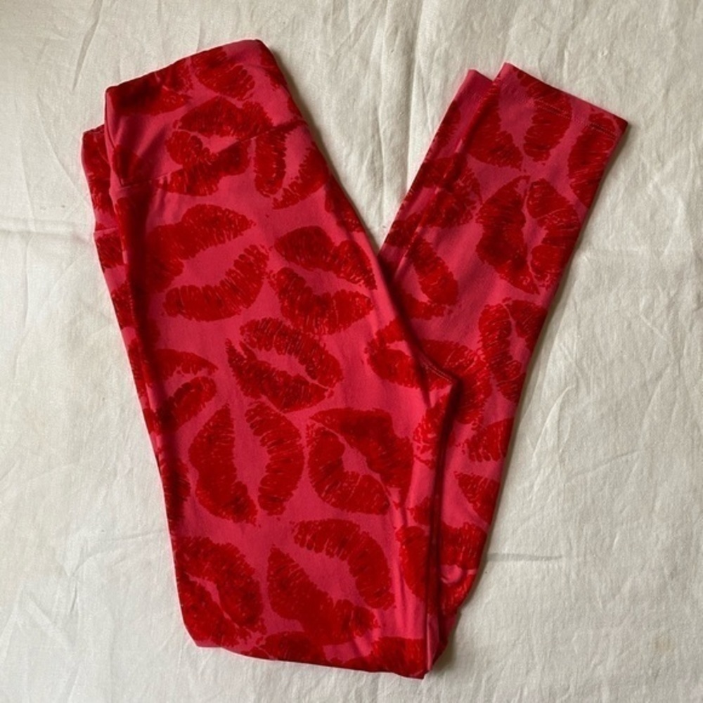 Lularoe kiss 💋 leggings one size